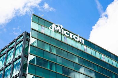Micron Sinks 31%, But Wall Street Backs MU Stock